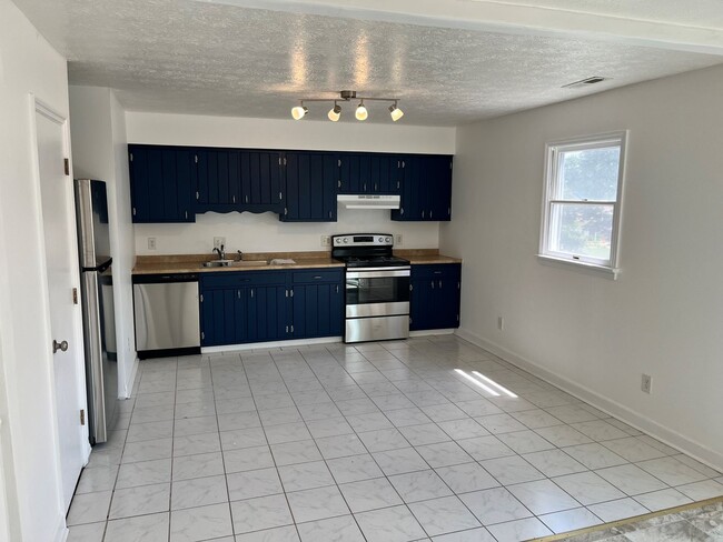 Building Photo - Spacious 3 Level Townhome with New Floorin...