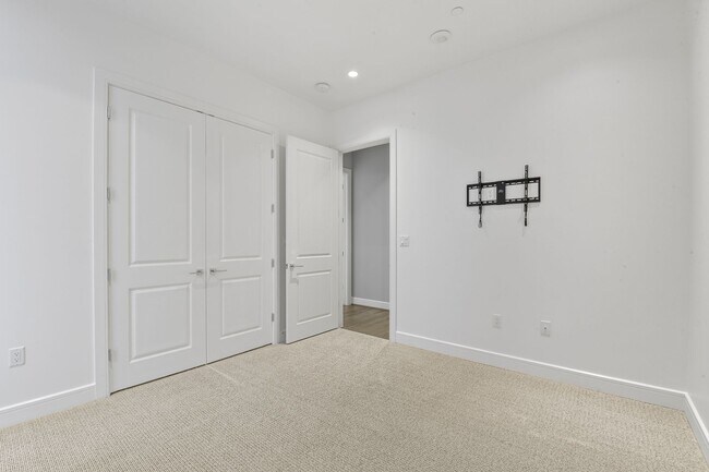 Building Photo - Stunning high rise unit in the affluent River Oaks District!
