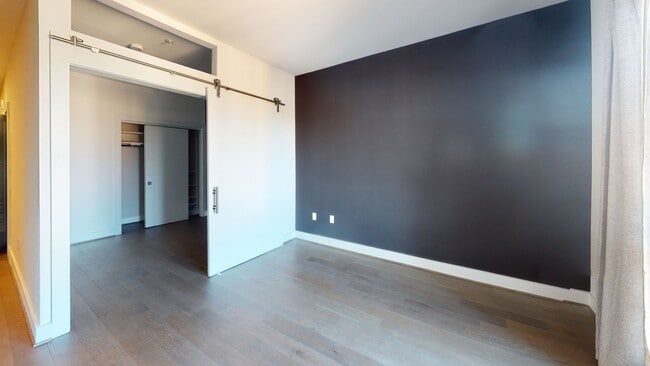 Building Photo - Updated Junior One Bedroom W/Full Sized Washer/Dryer, Large Bathroom, Spacious Kitchen, & More!