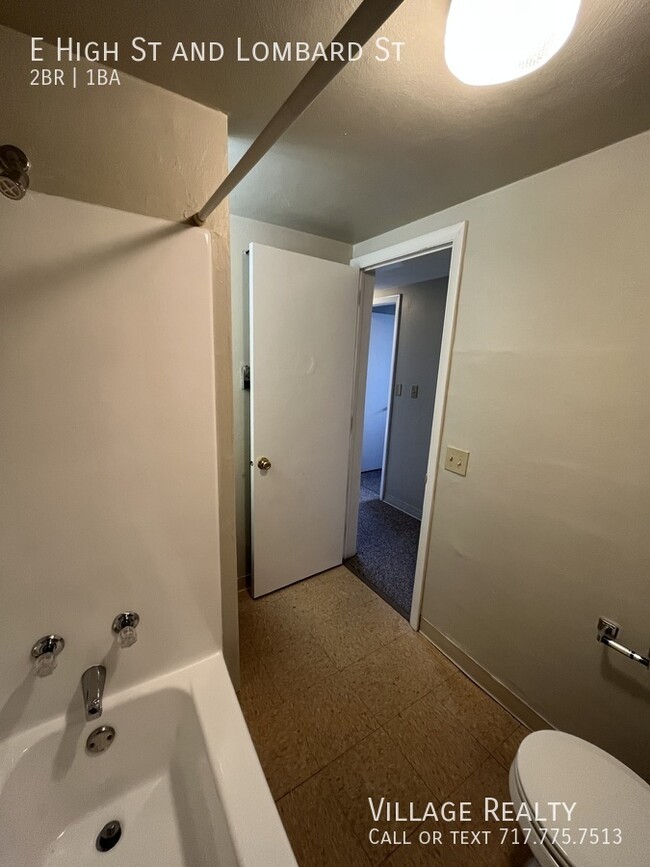 Building Photo - Huge 2-Bed apartment with washer/dryer hoo...