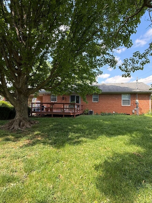 Building Photo - 3 bedrooms- 1.5 bath home