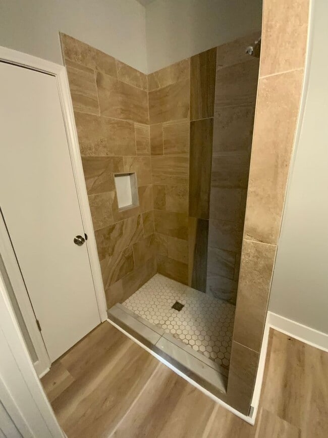 Building Photo - 1223 W 10th St