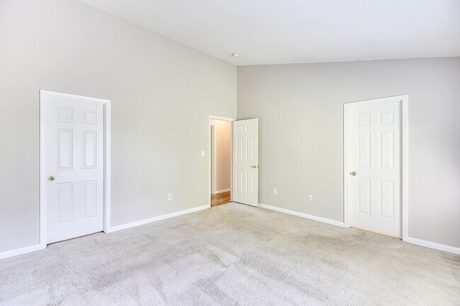 Building Photo - FENCED IN YARD!!!  Beautiful 4/3 UPDATED SF Home in Gaithersburg