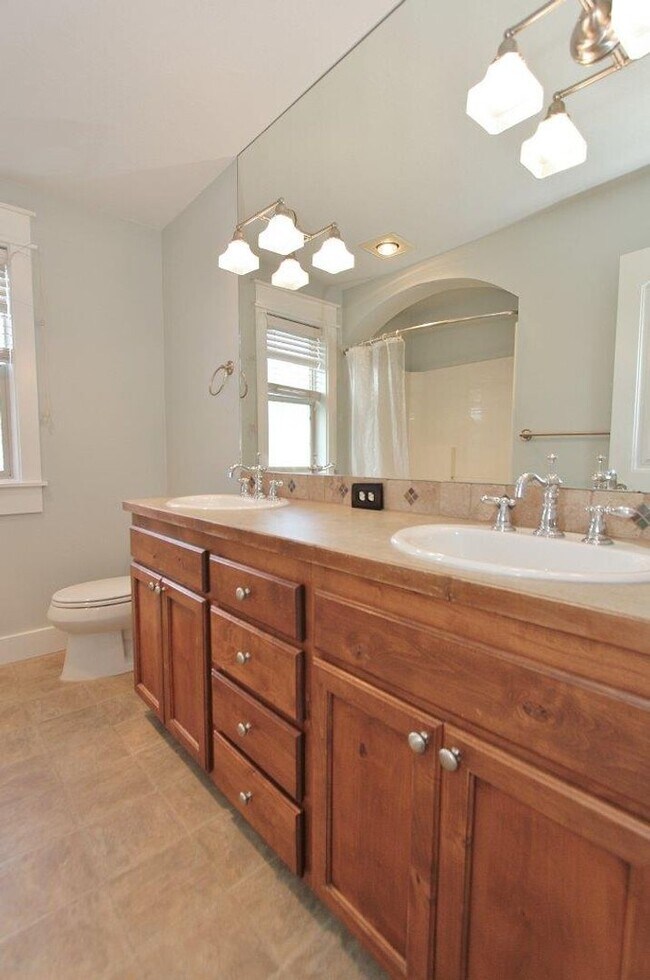 Building Photo - Adorable Craftsman Style Home