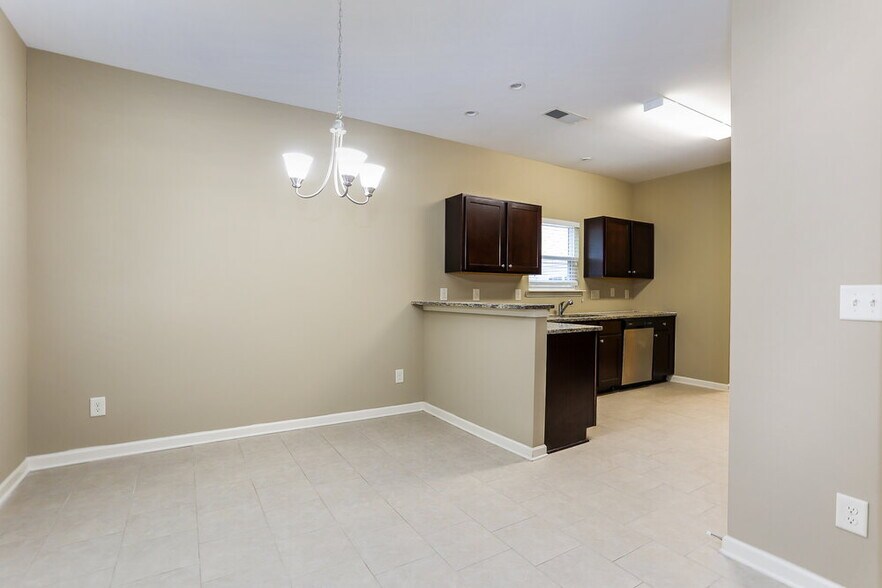 Building Photo - 118 Crescent Woode Way