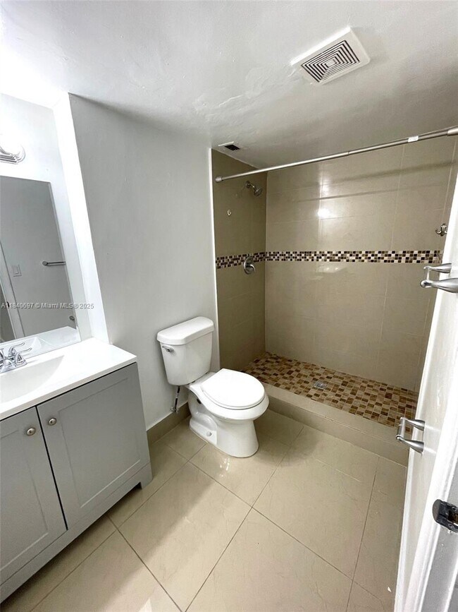 Building Photo - 9001 SW 77th Ave