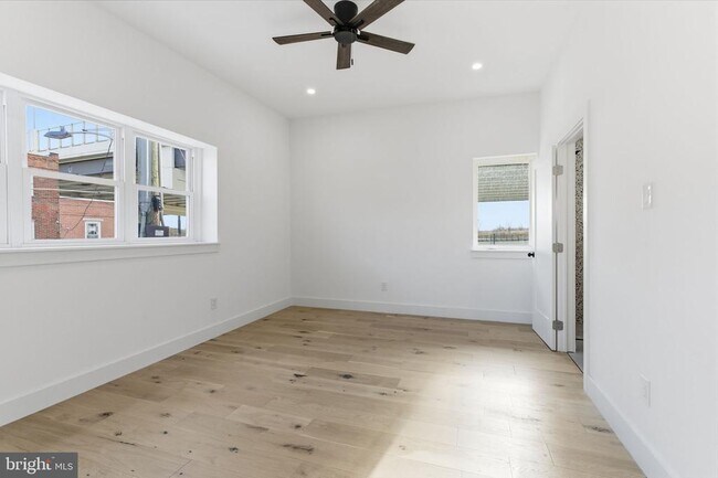 Building Photo - 2724 E Somerset St