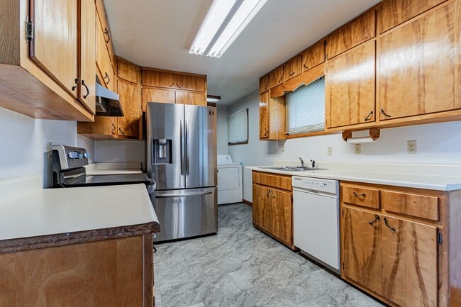 Building Photo - 3 bedroom, 1 bath ranch home! Close to I-74, on the local MTD bus line!! - Available Now