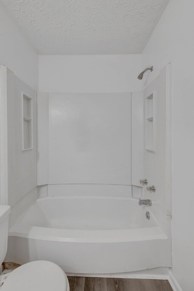 Building Photo - Furnished, remodeled 2BR near Nashville hospitals, all utilities and WiFi included, updated kitch...