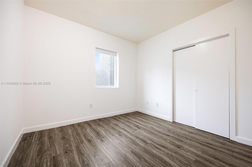Building Photo - 1060 Brickell Ave