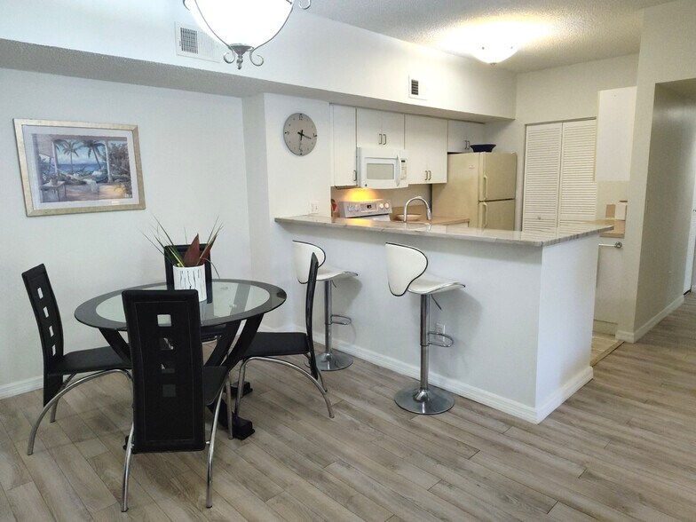 Building Photo - 1875 Florida Club Dr