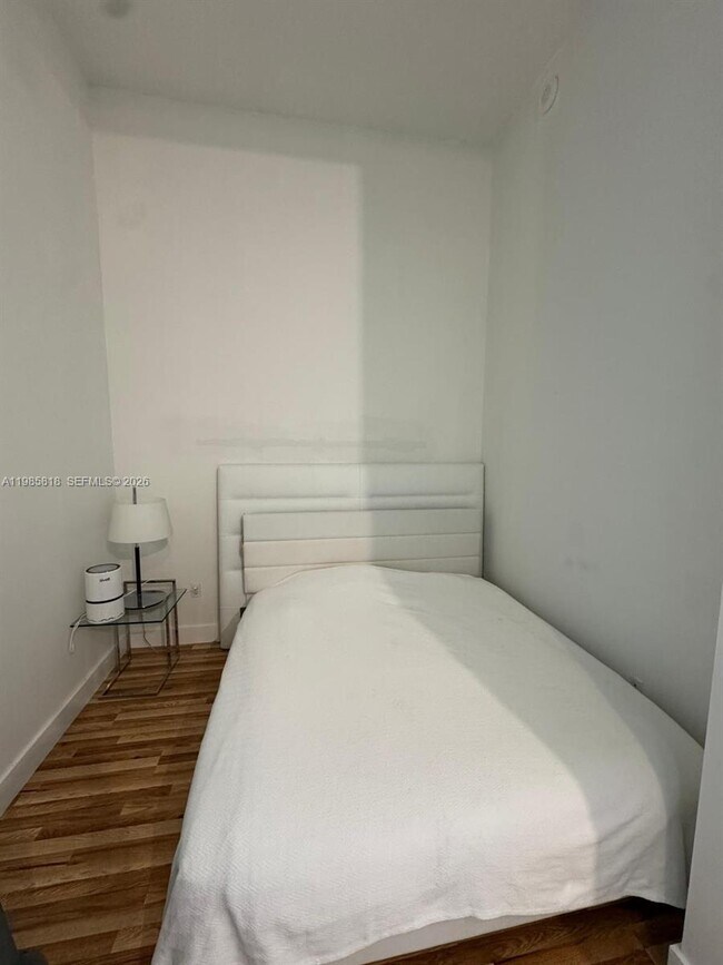 Building Photo - 1900 N Bayshore Dr