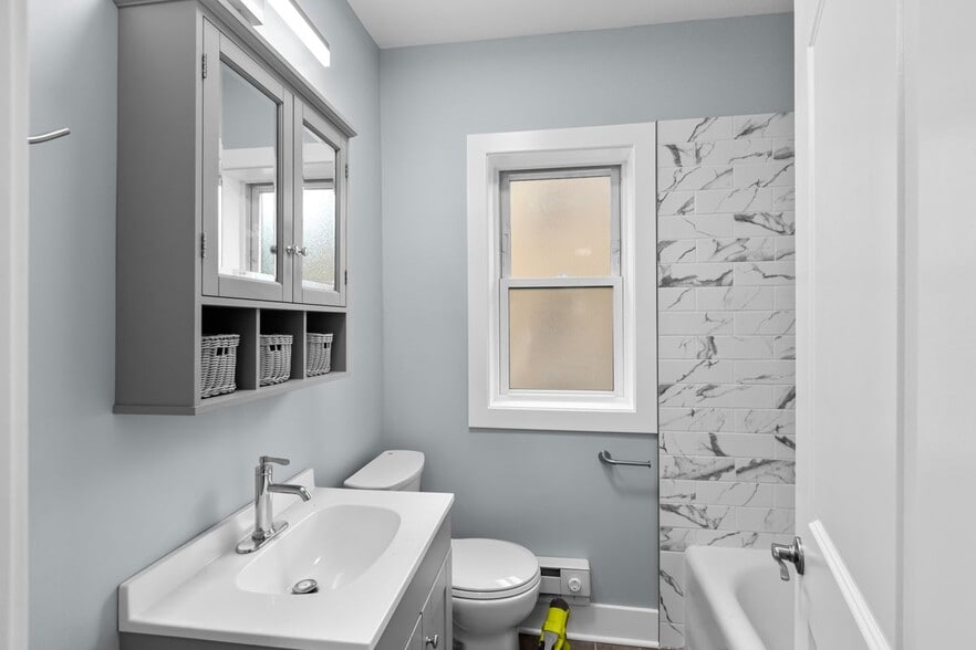 Building Photo - 3815 N Greenview Ave