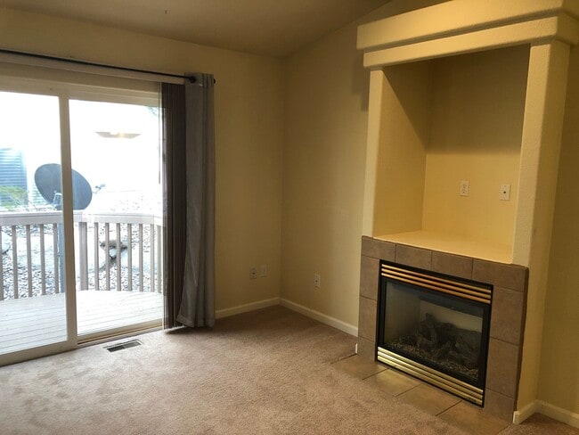 Building Photo - Bright and Open 3 Bed 3 Bath Townhome in Gated Peak View Villas