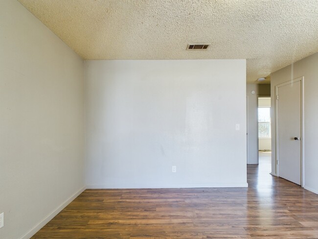 Building Photo - 2/1 Apartment in Marble Falls