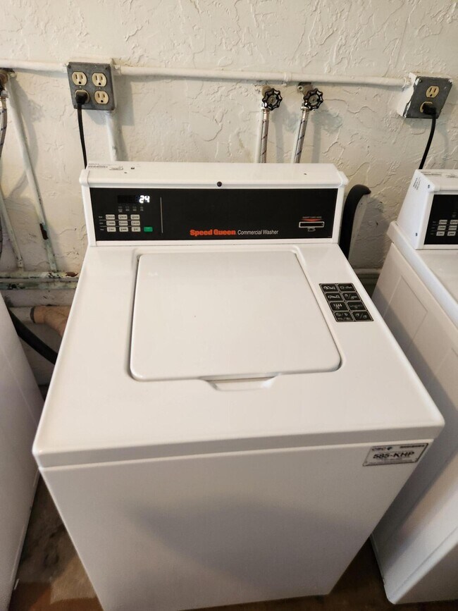 Building Photo - 600 Village Green Ct