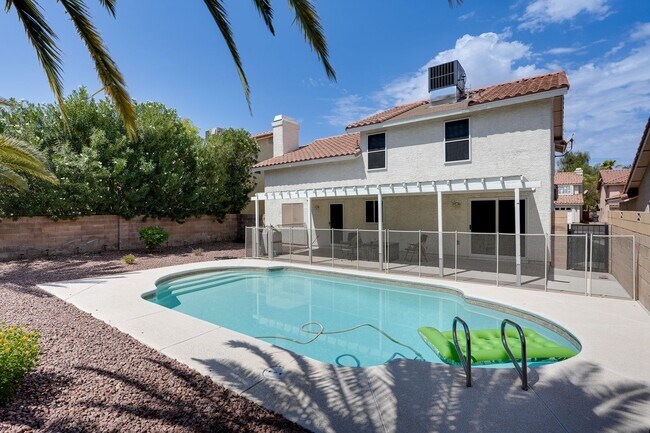 Building Photo - Cozy 3-Bed Home with Pool & Fireplace in P...