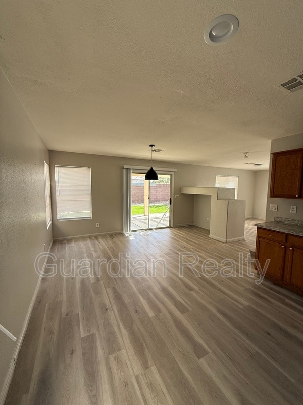 Building Photo - 10467 Lilac Tree Ave