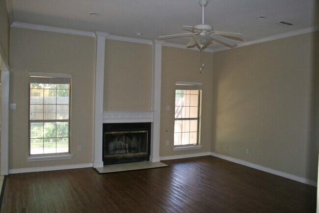 Building Photo - Nice 3 Bdrm 2 Bath Home in Denton Tx