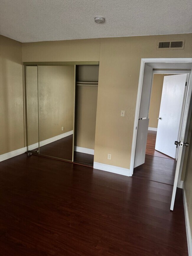 Building Photo - 4814 E Rialto Ave