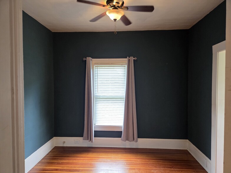 Primary bedroom - 905 E Holston Ave