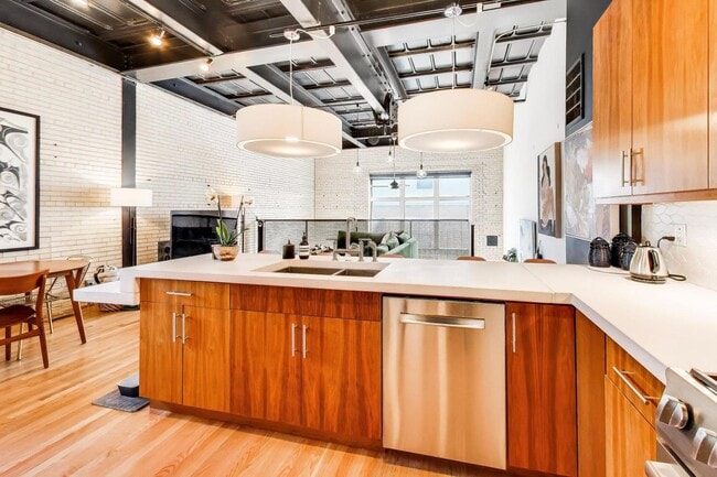 Building Photo - 1128 W Ardmore Ave