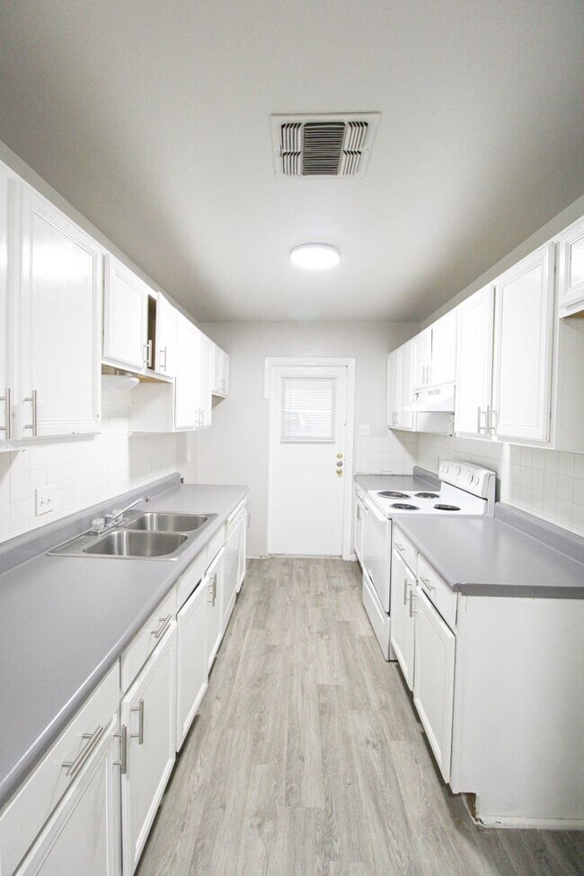 Building Photo - 1031 Fabulous Dr