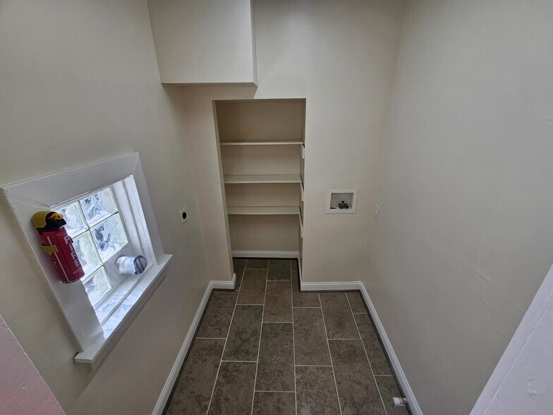 Building Photo - 249 Earnshaw Ave