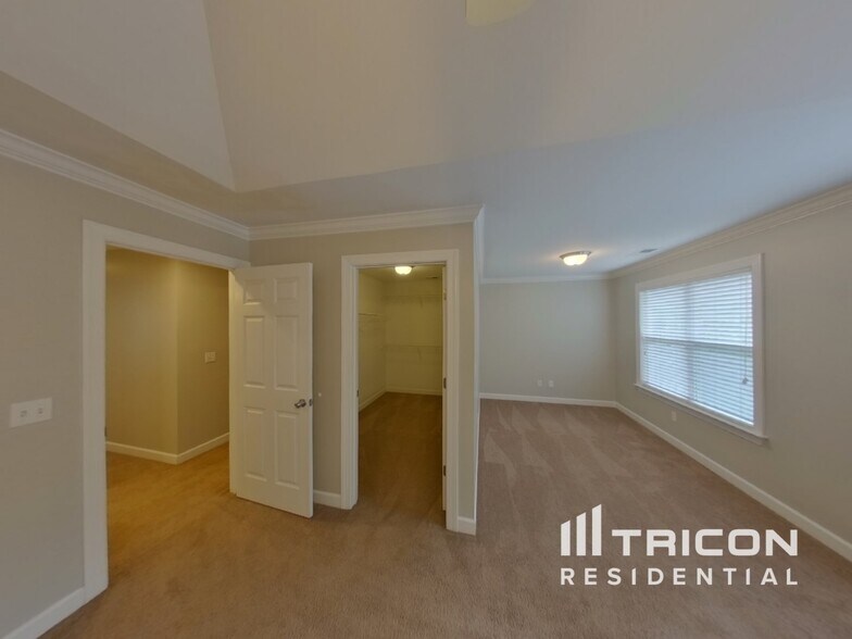 Building Photo - 3009 Kingston Cir N