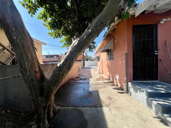 Building Photo - 719-21