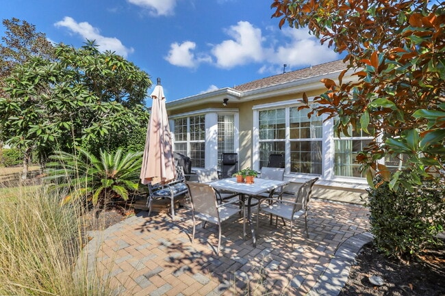Building Photo - Charming 2-Bedroom, Plus Den Home with 2 F...