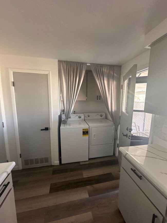 Building Photo - Charming Duplex in Desirable Neighborhood