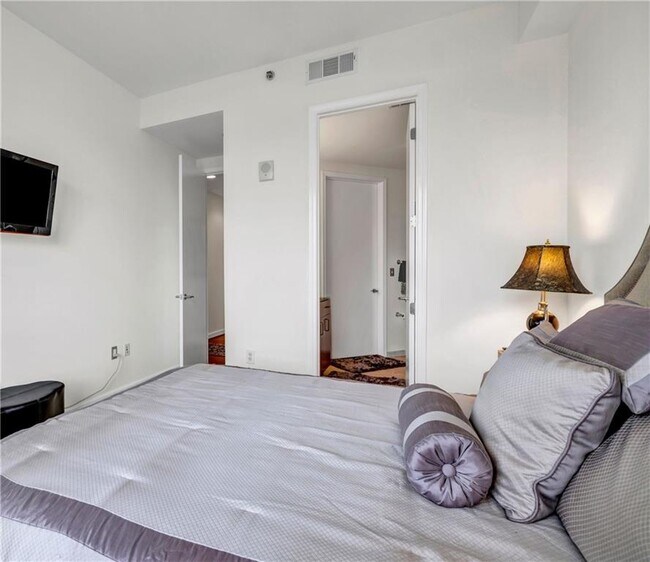 Building Photo - 711 Cosmopolitan Dr NE