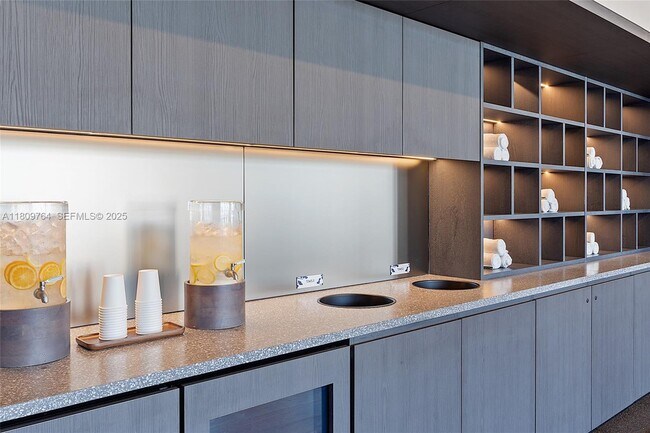 Building Photo - 601 NE 1st Ave