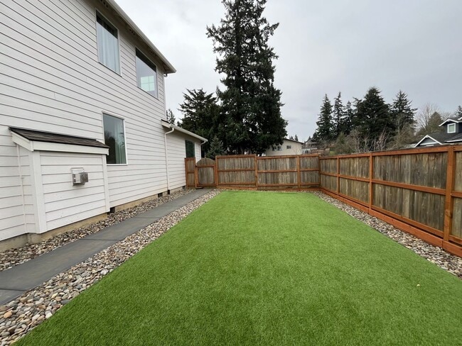 Building Photo - Beautiful and Newer 4 Bedroom 2.5 Bathroom Craftsman attached House close to the Columbia River! ...