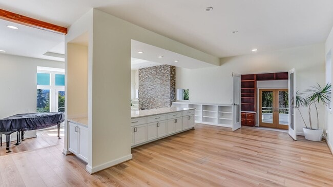 Building Photo - 5bd/5ba Mercer Island Home