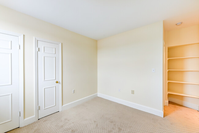 Building Photo - Sun Drenched Top Floor Dupont Circle One B...