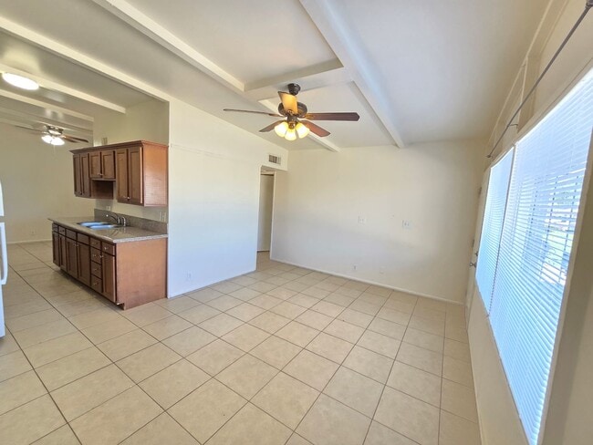 Building Photo - 2 Bed 1 Bath Spacious Apartment
