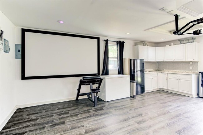 Building Photo - 10806 Wickersham Ln