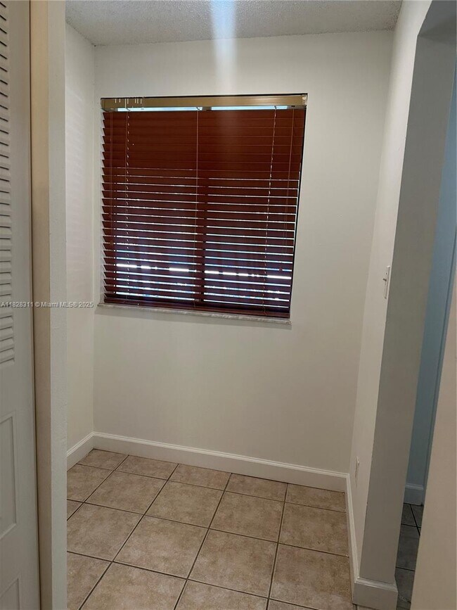 Building Photo - 906 Coral Club Dr