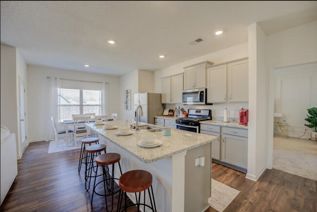 Building Photo - Desirable Fairway Village 4 bedroom 2.5 bath home in Oakland