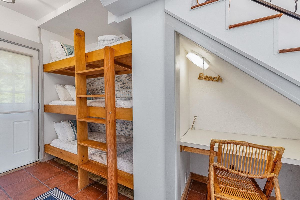 Building Photo - 1497 Ocean, Unit #1 Carriage House