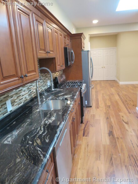 Building Photo - 136 Inman St