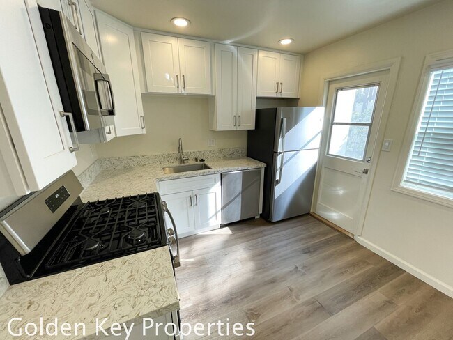 Building Photo - Remodeled 2-bedroom, 1 bathroom apartment blocks from the sand in Encinitas!
