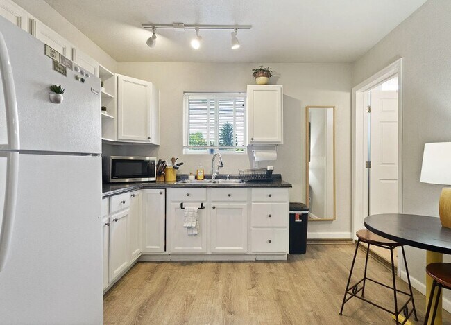 Building Photo - 203 Elmwood Dr