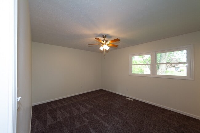 Building Photo - Updated 3 bedroom 1.5 bath home in desirab...