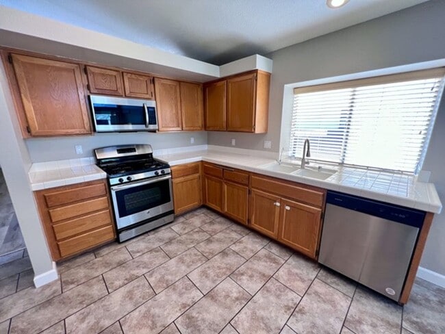 Building Photo - Coming Soon! 3 Bedroom SINGLE STORY home located in Murrieta for LEASE!