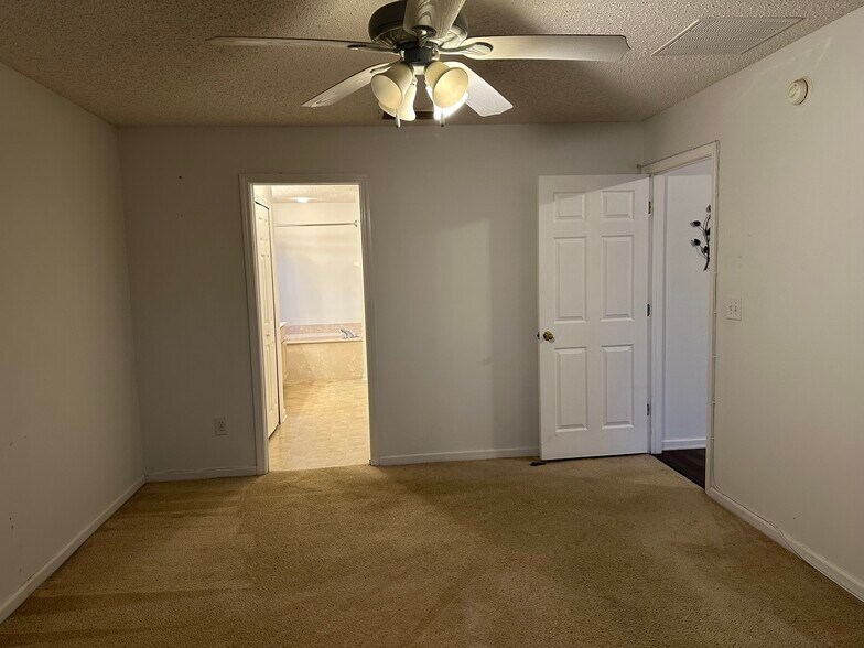 Building Photo - 2455 Coachman Lakes Dr