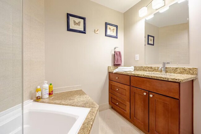 Building Photo - 2720 N Fillmore St