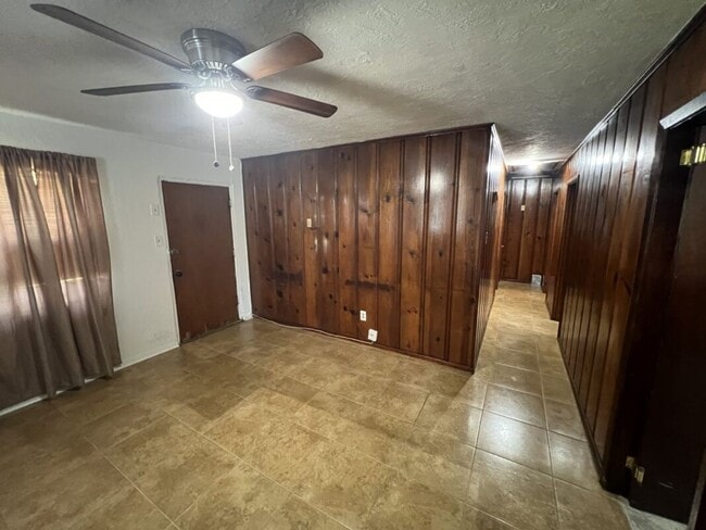 Building Photo - Charming 2 Bedroom Duplex on Sunshine Rd